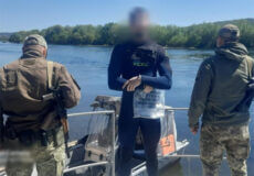 Карпулінг, гідрокостюм та документи в пакеті: у Дністрі виловили плавця