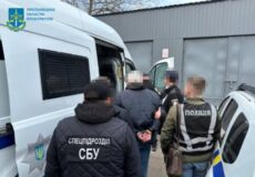 Продав «шанс на втечу» за 15 тис. дол. США: на Хмельниччині митника викрили на хабарі