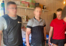 Чоловік із Хмельниччини переконував родичів зниклого безвісти, що той живий
