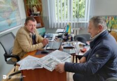 У Шепетівці фахівці Держпродспоживслужби розповсюджують пам’ятки, аби мешканці знали свої права