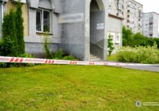 Погрожуючи ножем, розбійник зв’язав працівницю пошти та відібрав гроші