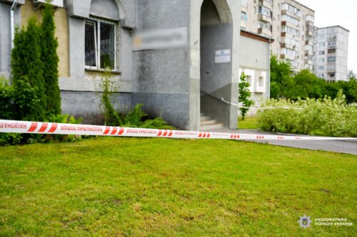 Погрожуючи ножем, розбійник зв’язав працівницю пошти та відібрав гроші