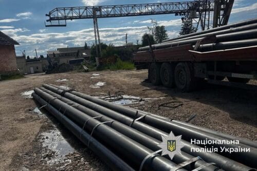Водій, який приїхав на підприємство за трубами, отримав травми, несумісні з життям