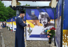 Хто вам сказав — Герої не вмирають: у Шепетівці Алея Пам’яті поповнилася новими світлинами