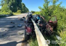 На Хмельниччині водій зіткнувся із металевим відбійником