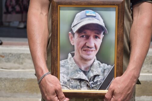 Життя, сповнене випробувань і великої любові, обірвала війна: Шепетівка попрощалася із воїном Віталієм Григоровим
