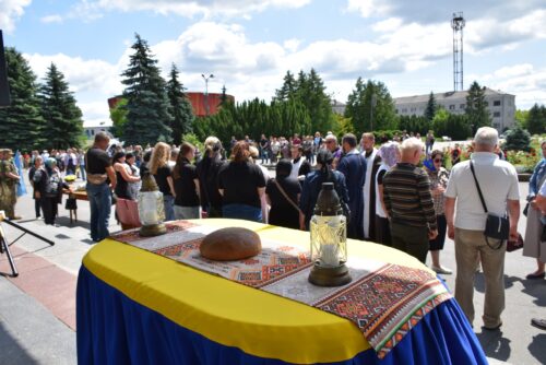Життя, сповнене випробувань і великої любові, обірвала війна: Шепетівка попрощалася із воїном Віталієм Григоровим