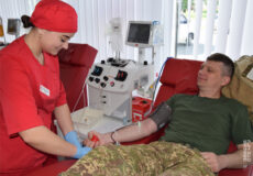 Рятують життя та боронять країну: хмельницькі гвардійці здали плазму крові