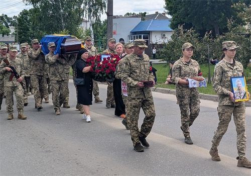 Вірили, що живий, але доля розпорядилася інакше: на Шепетівщині поховали захисника