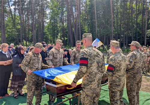 Вірили, що живий, але доля розпорядилася інакше: на Шепетівщині поховали захисника