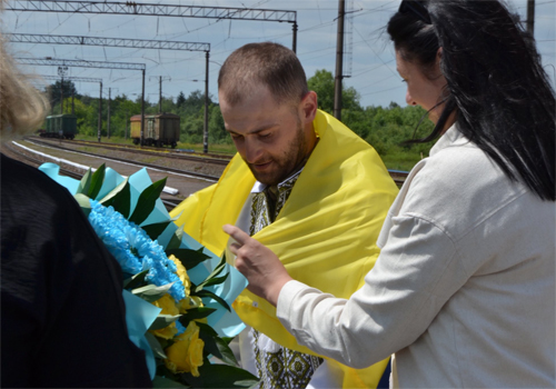 У Шепетівському районі на вокзалі зустріли земляка, що вважався зниклим безвісти