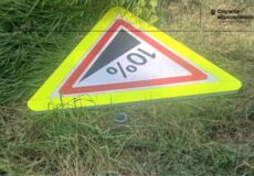 Дороги без знаків і зруйноване покриття: служба на Хмельниччині б’є на сполох через хвилю аварій і крадіжок