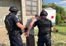 Чоловік вийшов на подвір’я із прапором окупантів у день поховання загиблого Захисника