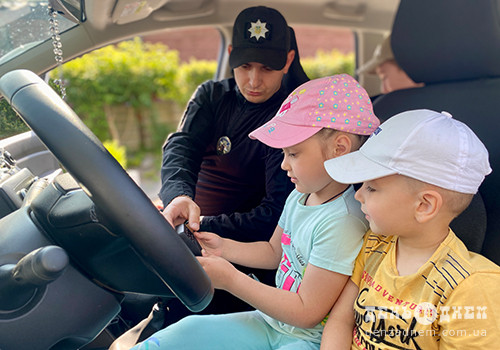 Поліцейський автомобіль, сирена і світлофор: у Шепетівці дітям влаштували пізнавальну пригоду