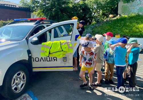 Поліцейський автомобіль, сирена і світлофор: у Шепетівці дітям влаштували пізнавальну пригоду