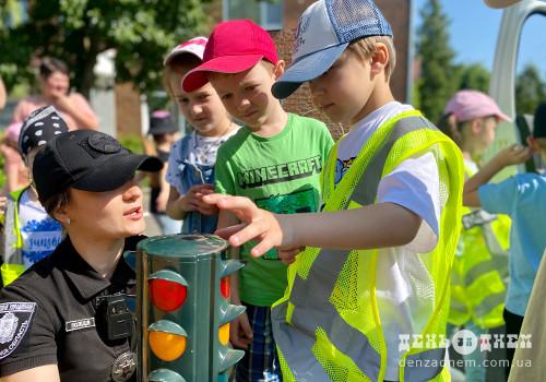 Поліцейський автомобіль, сирена і світлофор: у Шепетівці дітям влаштували пізнавальну пригоду