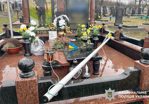На Хмельниччині п’яний підліток вчинив наругу над могилою захисника