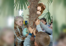 У Шепетівці понад пів століття дітей тішить розкішна екзотична рослина