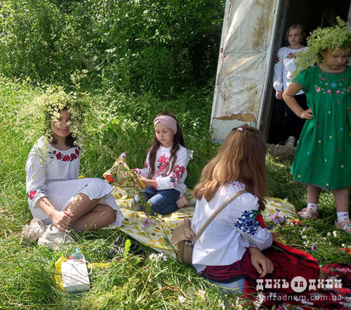 У селі на Шепетівщині жінки та діти відтворили старовинний обряд