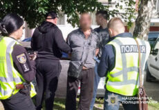 Пістолет, тротил, детонатори: затримання на Хмельниччині