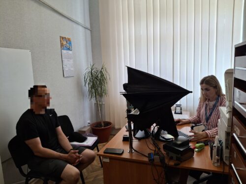 Полон позаду — попереду обійми: на Хмельниччині герою видали паспорт, що веде до сім’ї