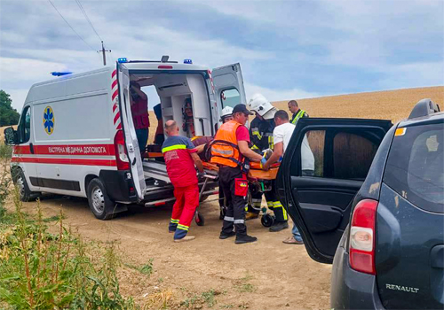 У полі на Хмельниччині сталася автотроща: обидва керманичі в лікарні