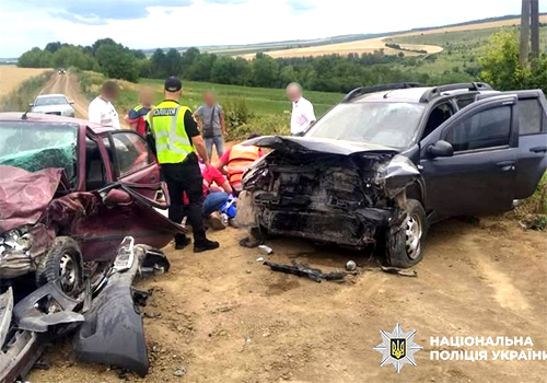 У полі на Хмельниччині сталася автотроща: обидва керманичі в лікарні