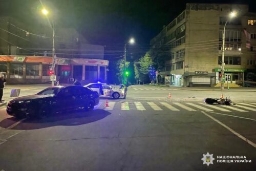 Нічне зіткнення в Хмельницькому: мотоцикліст у лікарні