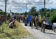Чотири місяці боротьби після важкого поранення: Славута прощалася з Героєм, серце якого зупинилося