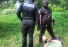 Під приводом торгівлі одягом замаскували незаконне у сусідній із Хмельниччиною області