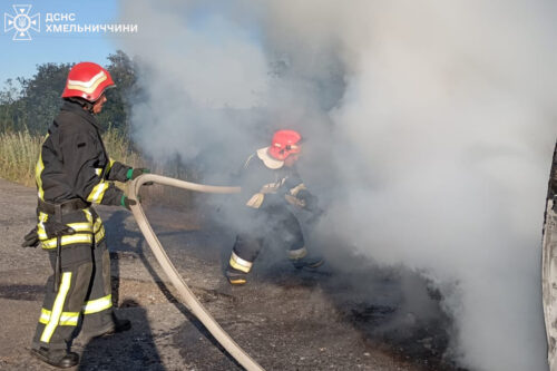 На Шепетівщині під час руху загорілася автівка