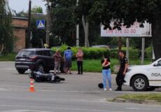У Шепетівці на кругу поблизу лікарні сталася аварія