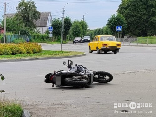 У Шепетівці на кругу поблизу лікарні сталася аварія