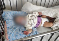 На Хмельниччині мати залишила у брудній квартирі трьох малюків, а сама зникла