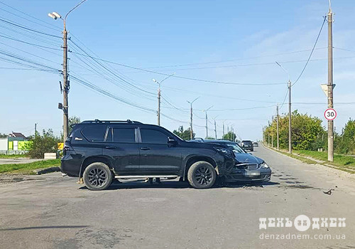 На Судилківському мосту позашляховик в’їхав у легковик