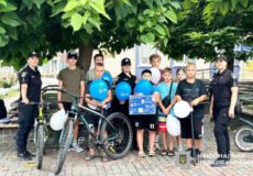 В Ізяславі освітні офіцери вчили підлітків кататися на самокатах без ризику для здоров’я