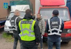 Обіцяв «порішати» права за 1200 доларів США — прокуратура Хмельниччини скерувала справу до суду