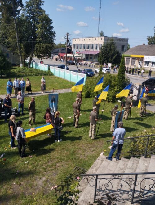 У Полонській громаді попрощалися із Захисником, який трагічно загинув у перший день відпустки