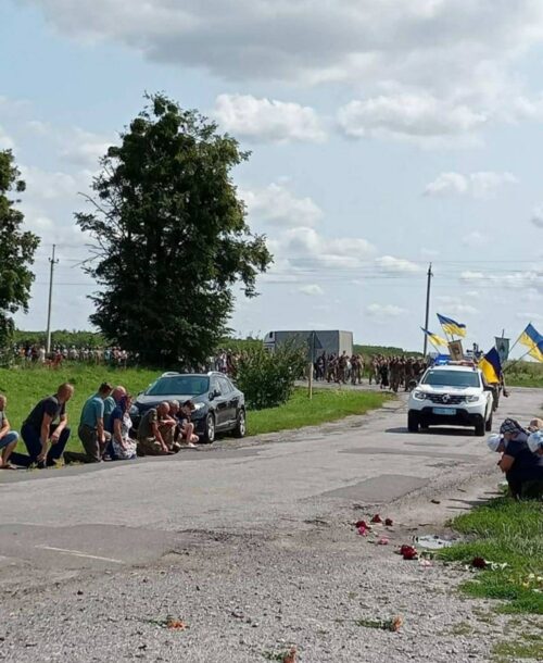 У Полонській громаді попрощалися із Захисником, який трагічно загинув у перший день відпустки