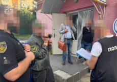 На Хмельниччині в салоні краси робили чоловіків «придатними» для виїзду за кордон