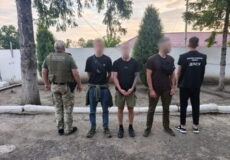 Через соняшникове поле до Молдови: у сусідній із Хмельниччиною області затримали групу чоловіків