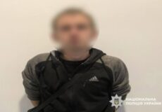 Під час пиятики в Хмельницькому чоловік поранив знайомого ножем та втік