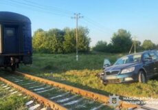 На Хмельниччині автівка зіткнулася з локомотивом: є постраждала