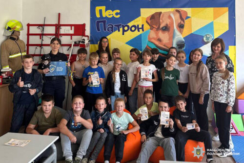 Школярка з Хмельниччини створила іграшкового Славка Хоробрика, який допомагає поліції навчати дітей безпеки