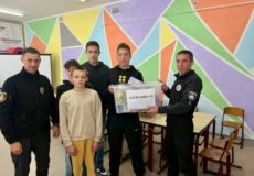 Патріотична акція в Шепетівці: студенти та поліція об’єдналися заради допомоги захисникам