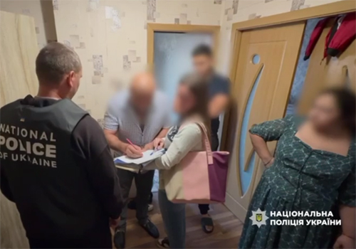 Ошукали військових та втекли до Молдови: оперативники Хмельниччини їх викрили