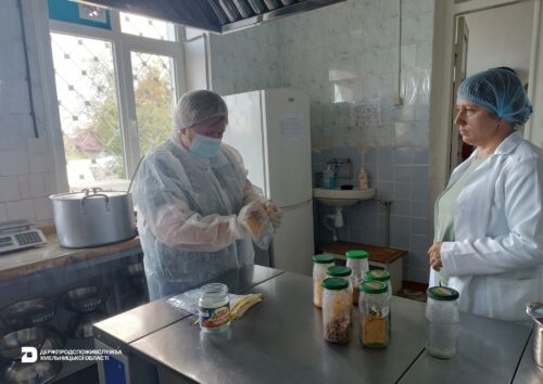 Держпродспоживслужба раптово перевірила школи Полонного та Судилківської громади