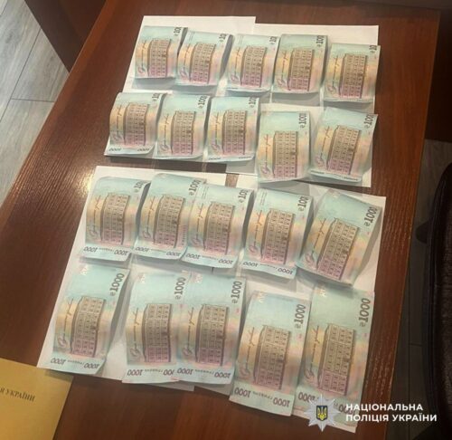 Жінка запропонувала гроші, аби поліція закрила очі на її незаконну діяльність