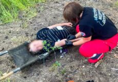 Пенсіонерку, яка застрягла в болоті під час збору журавлини, знайшли непритомною