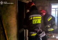 В Ізяславі через куріння ледве не згорів будинок
